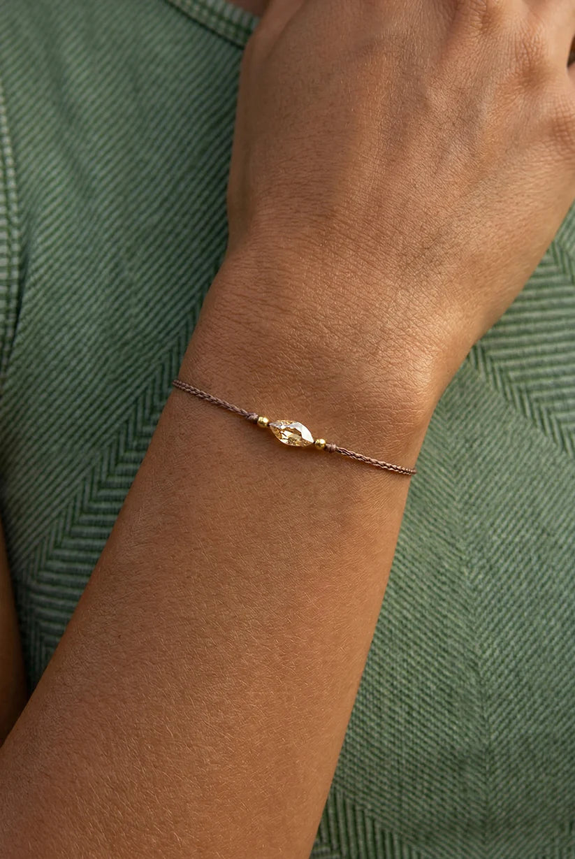 SELÉNE – Handgemaakte bruine macramé-armband met kristal