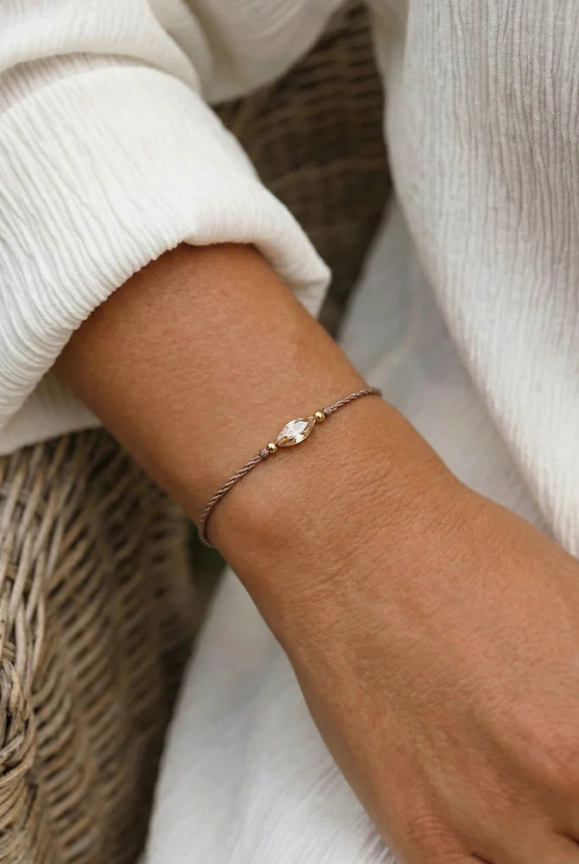 SELÉNE – Handgemaakte bruine macramé-armband met kristal