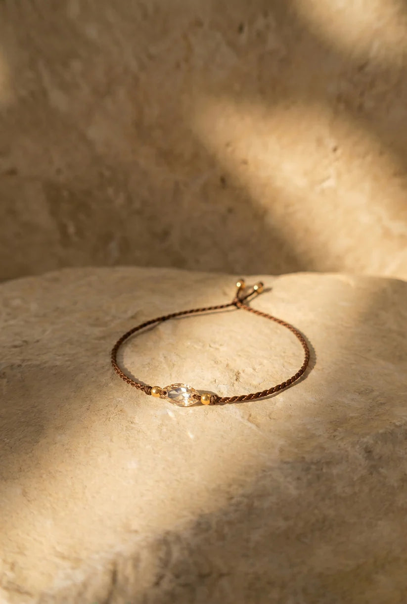 SELÉNE – Handgemaakte bruine macramé-armband met kristal