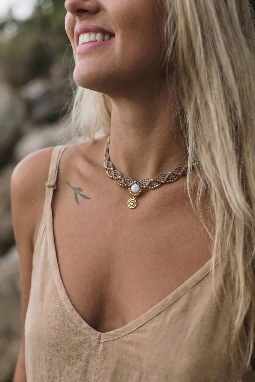 WILD – Handgemaakte bruine ketting met howlietsteen