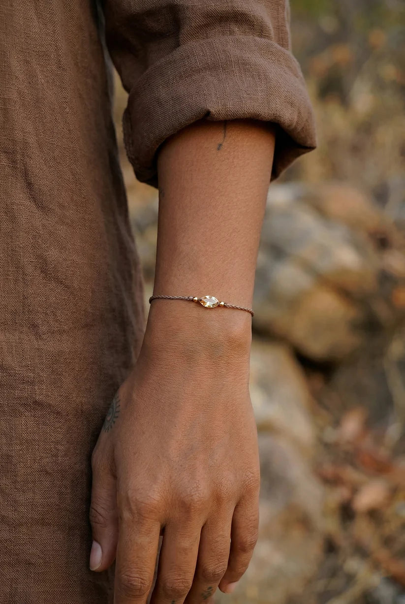SELÉNE – Handgemaakte bruine macramé-armband met kristal