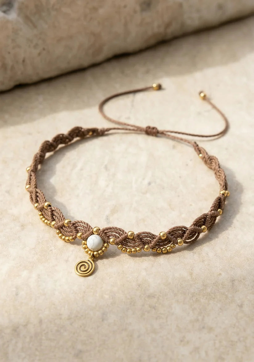 WILD – Handgemaakte bruine ketting met howlietsteen