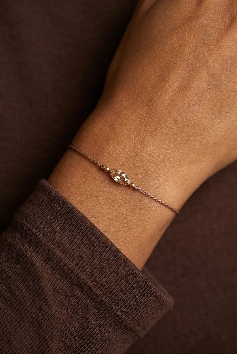 SELÉNE – Handgemaakte bruine macramé-armband met kristal