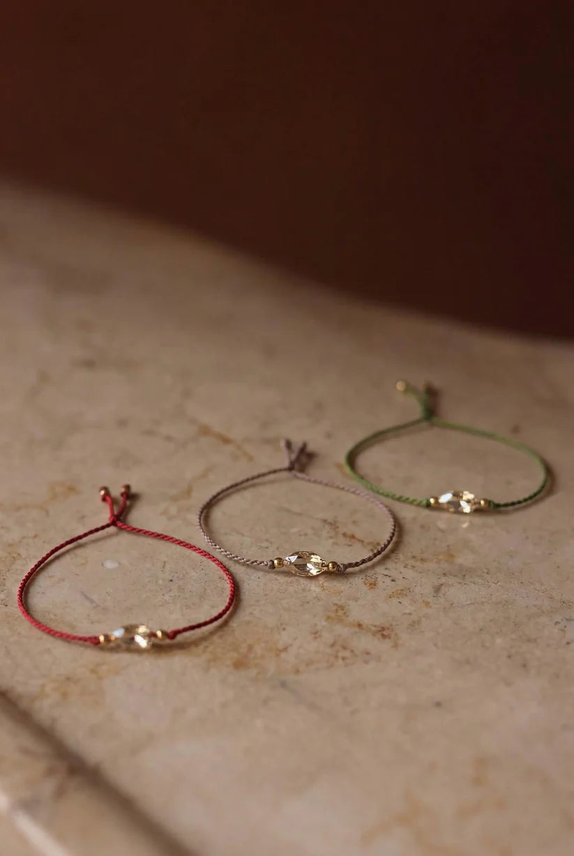 SELÉNE – Handgemaakte bruine macramé-armband met kristal