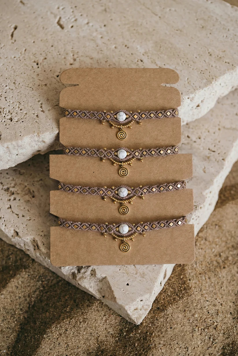 WILD – Handgemaakte bruine Boho enkelband met howlietsteen