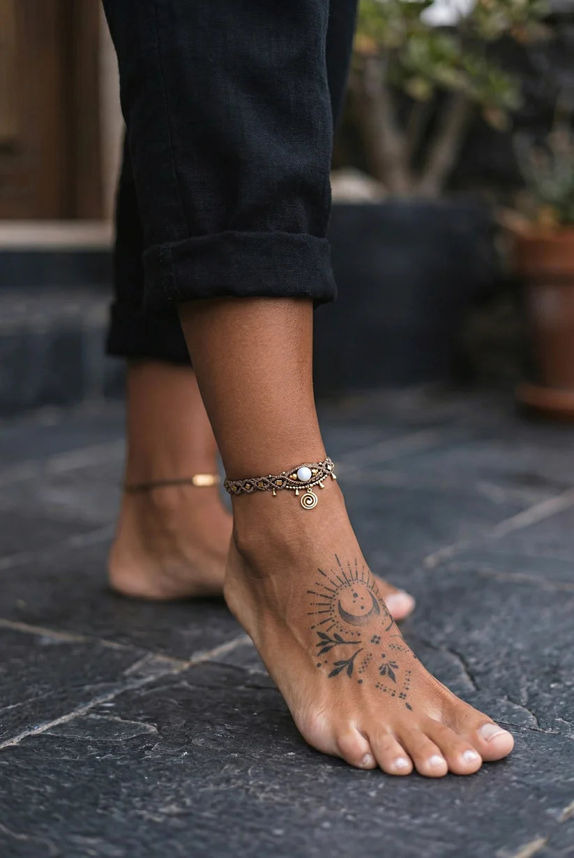 WILD – Handgemaakte bruine Boho enkelband met howlietsteen