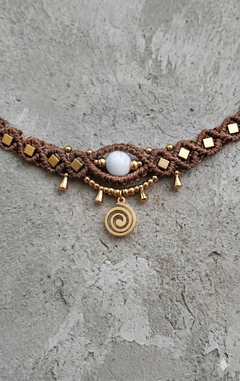 WILD – Handgemaakte bruine Boho enkelband met howlietsteen