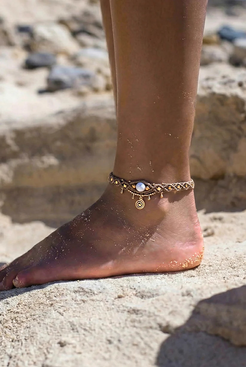 WILD – Handgemaakte bruine Boho enkelband met howlietsteen