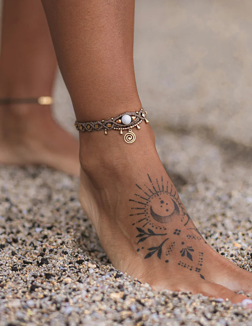 WILD – Handgemaakte bruine Boho enkelband met howlietsteen