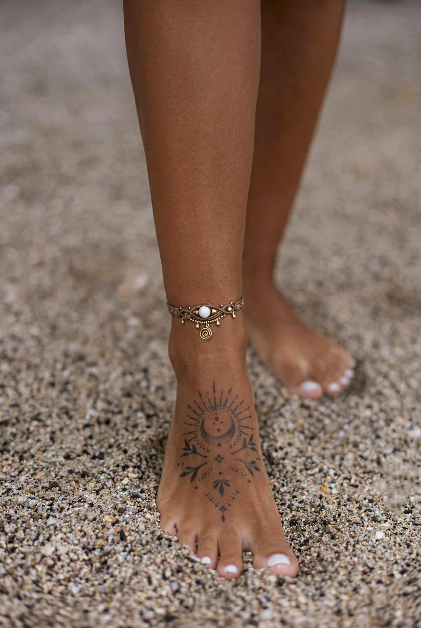 WILD – Handgemaakte bruine Boho enkelband met howlietsteen