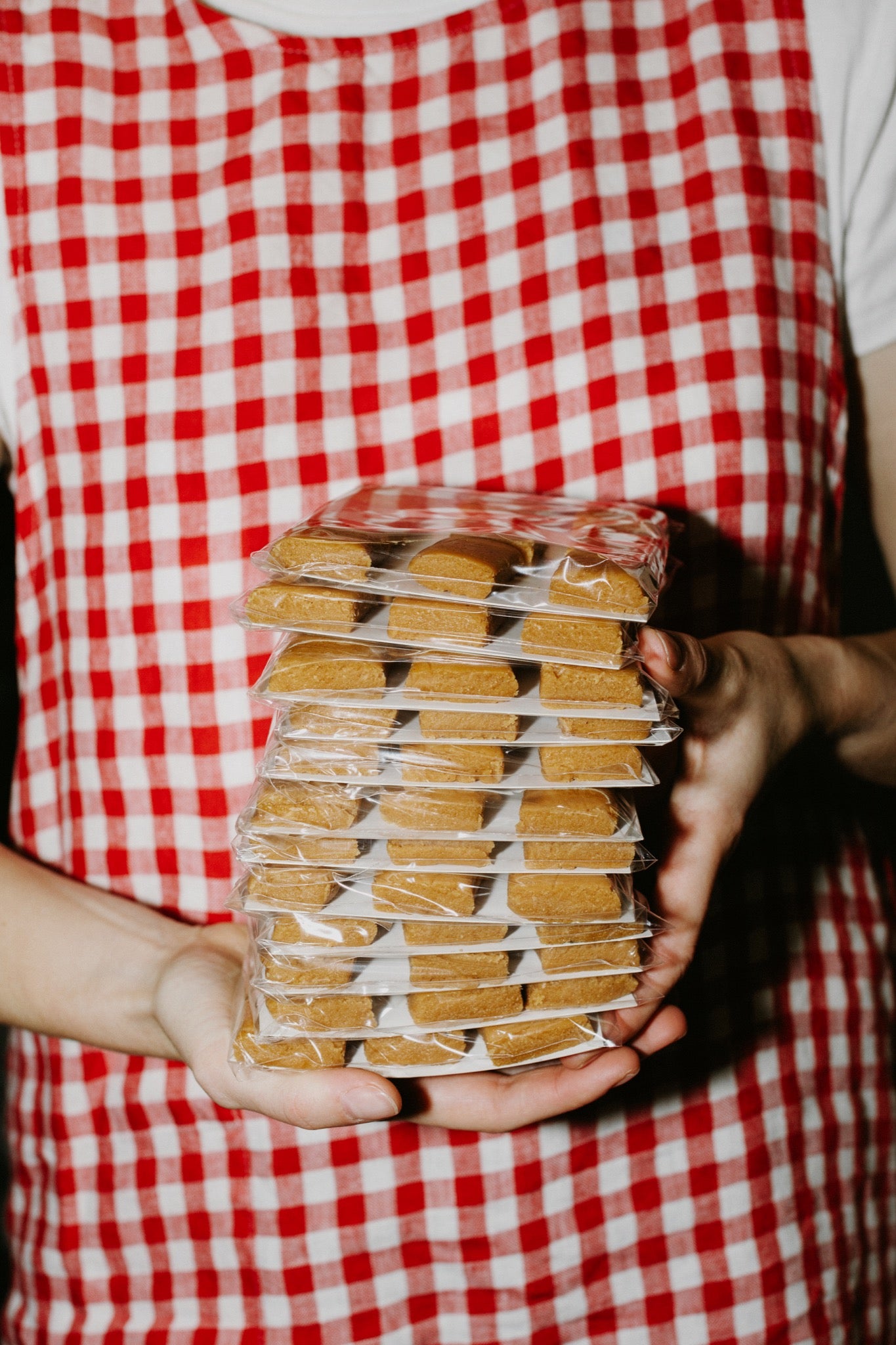 Handgemaakte karamelsnoepjes met witte chocolade en koffie