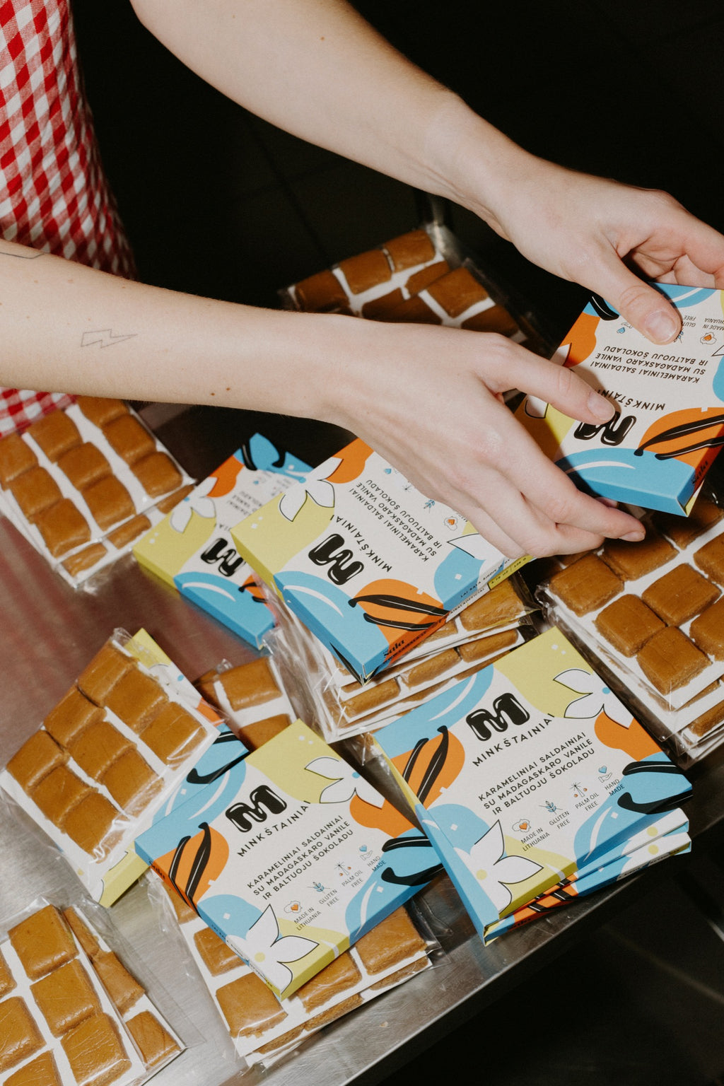 Handgemaakte karamelsnoepjes met witte chocolade en koffie
