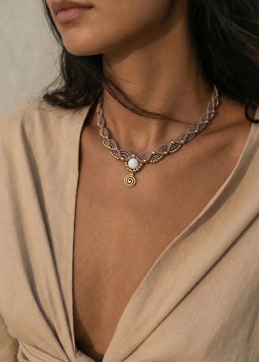 WILD – Handgemaakte bruine ketting met howlietsteen
